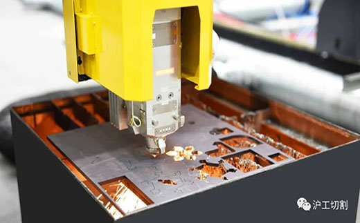 米乐m6易游10米大幅面龙门光纤激光切割机精细圆孔高品质切割